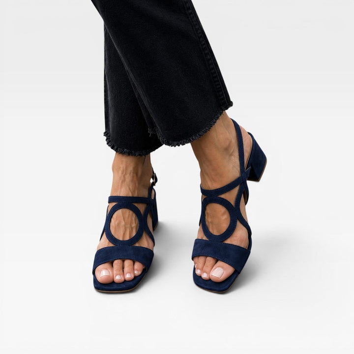 Sandali donna moda, tacco largo basso e cinturino caviglia intagliato. Completa il tuo outfit estivo con eleganza.