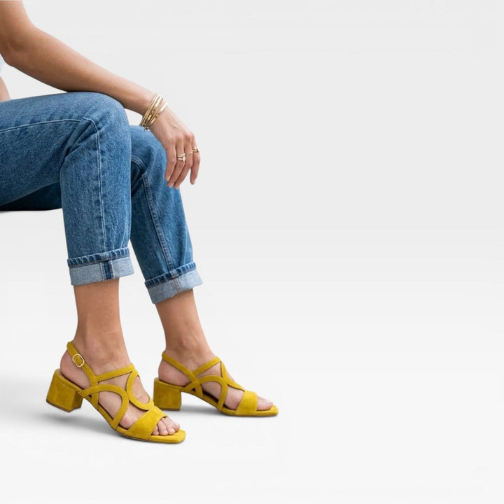 Sandali donna confortevoli, tacco largo blocco basso, cinturino caviglia intagliato. Perfetti per outfit estivi casual.