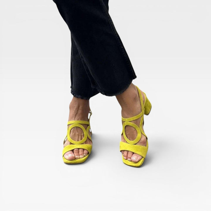 Sandali estivi donna eleganti, tacco largo basso e cinturino caviglia intagliato. Moda e comfort per ogni occasione.