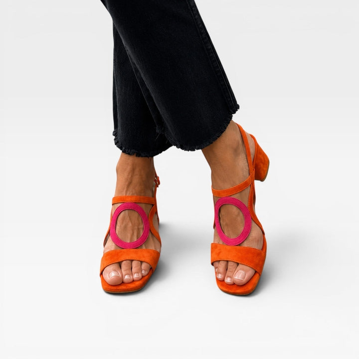 Sandali donna fashion, cinturino caviglia con dettagli intagliati, tacco blocco largo basso. Scarpe estive di tendenza.