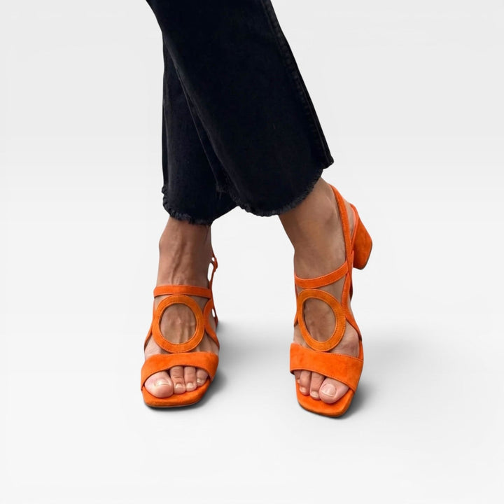 Sandali donna casual-chic, tacco basso largo, cinturino intagliato alla caviglia. Perfetti per un look estivo versatile.