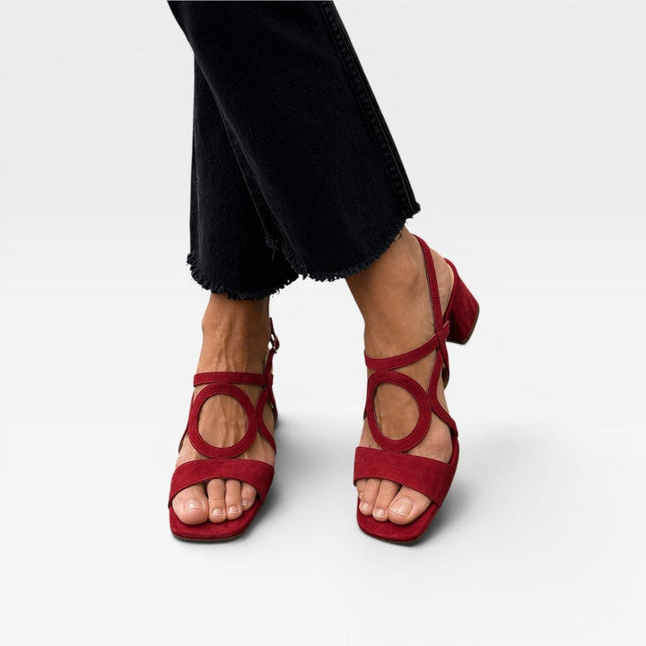 Sandali donna, tacco largo basso e cinturino caviglia intagliato. Design sofisticato per la moda estiva elegante.