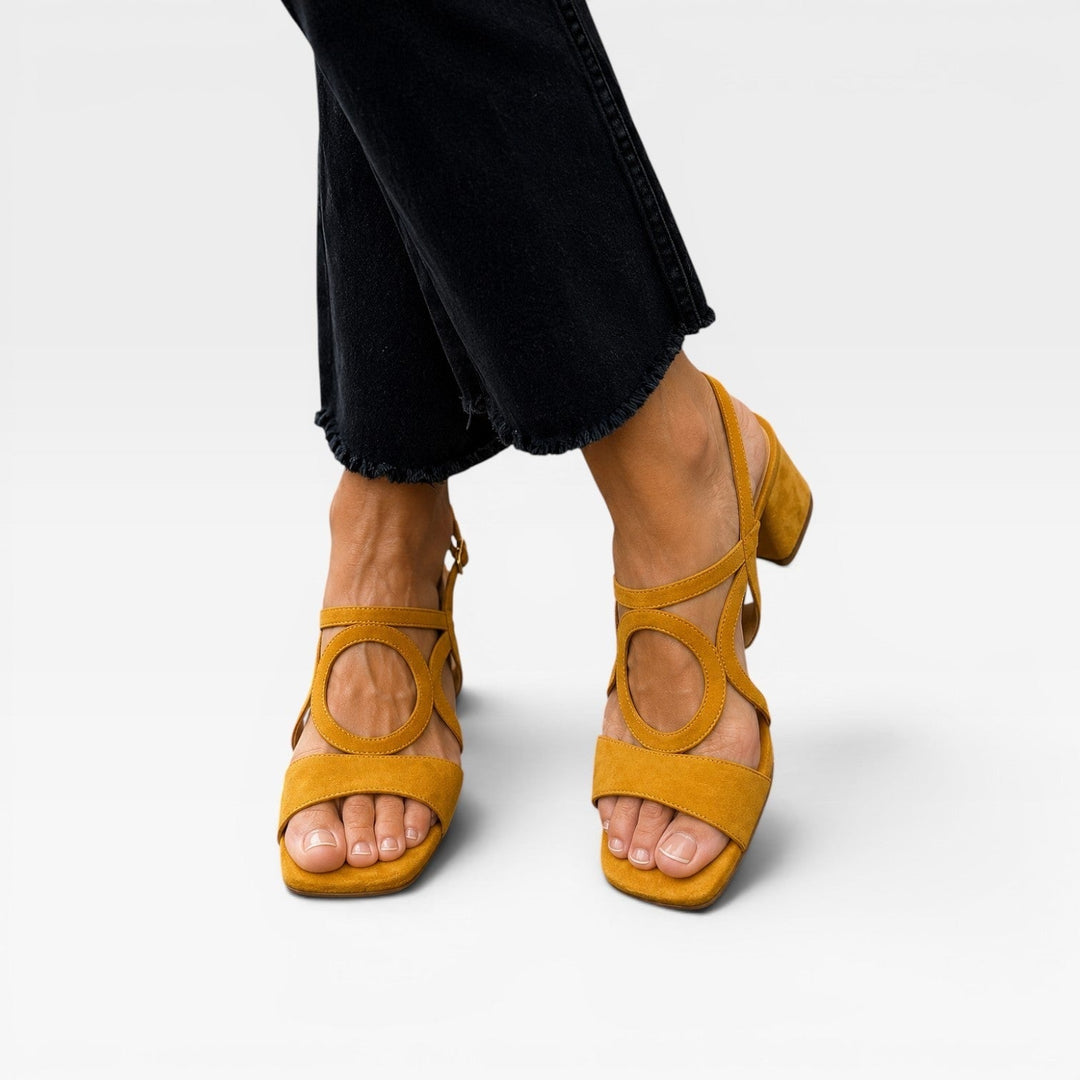 Sandali donna con tacco largo basso e cinturino alla caviglia intagliato. Look estivo alla moda e comodo.
