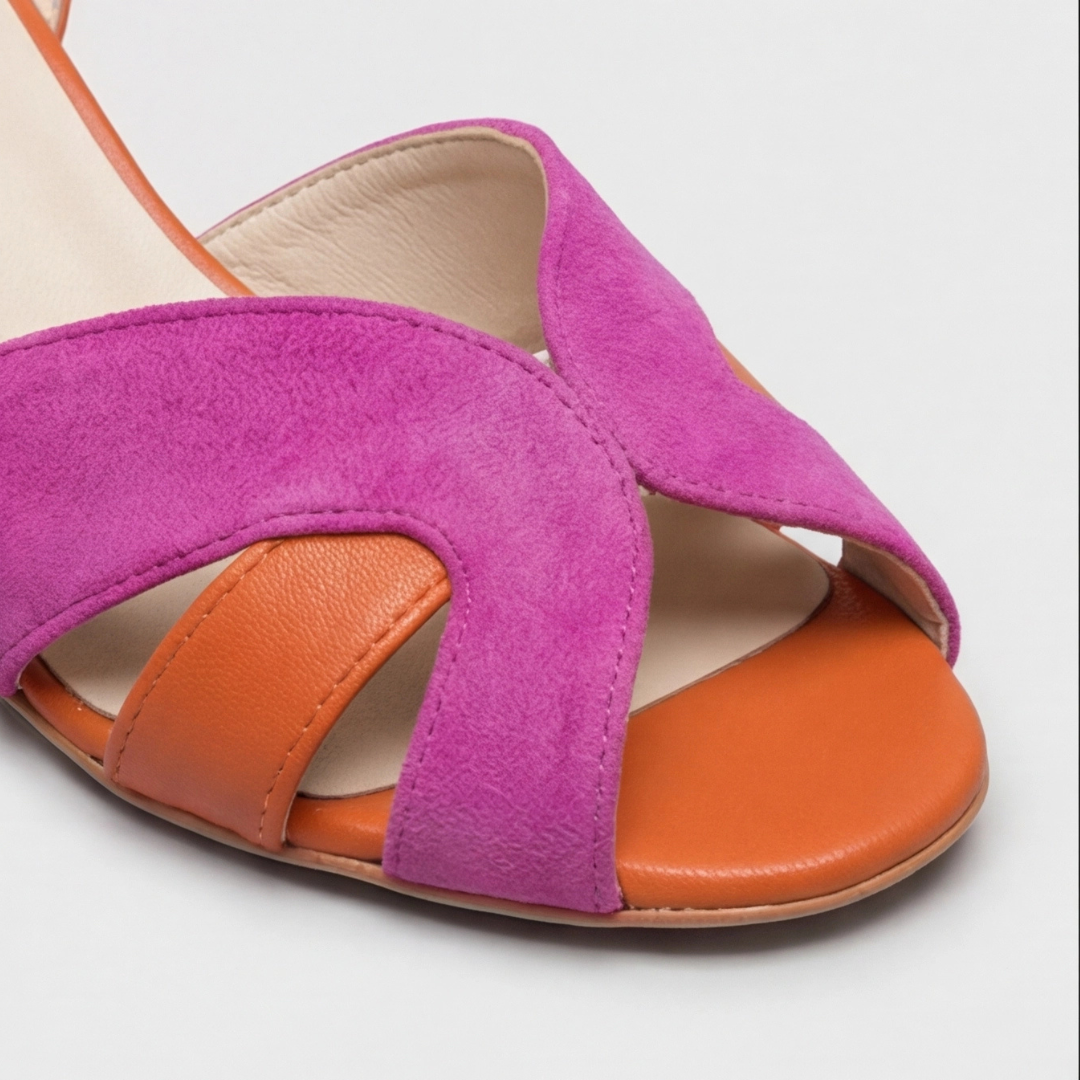 Sandali donna rosa con tacco grosso, cinturino caviglia e punta incrociata su modella. Scarpe estive eleganti.