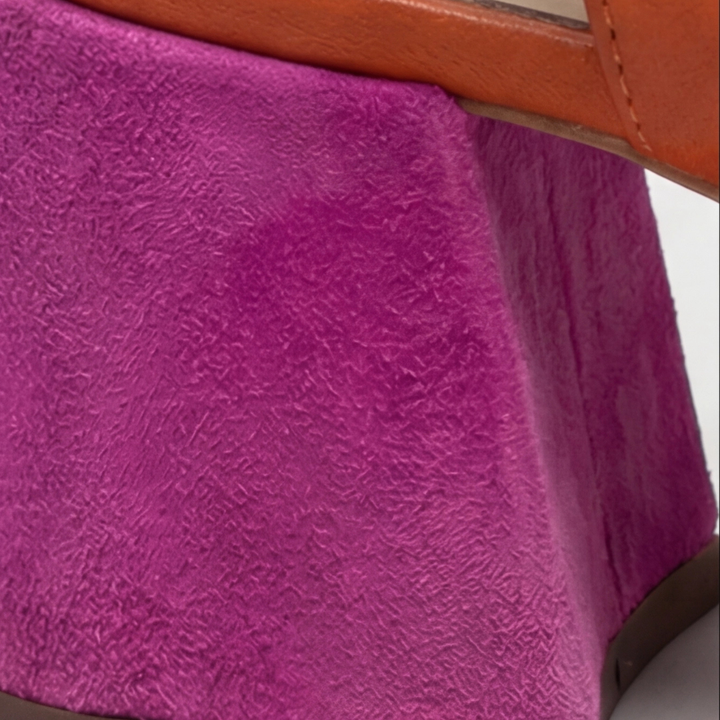 Sandali donna rosa con design a punta incrociata e tacco grosso. Scarpe estive eleganti e di tendenza.