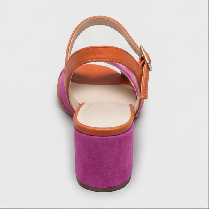 Sandali donna rosa con tacco grosso e cinturino caviglia, vista posteriore. Calzature estive comode e alla moda.