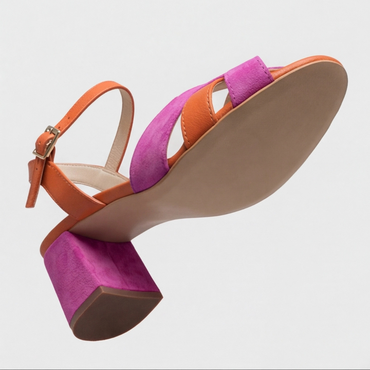 Vista laterale sandali donna rosa, tacco grosso, cinturino caviglia. Scarpe estive di tendenza per la moda femminile.