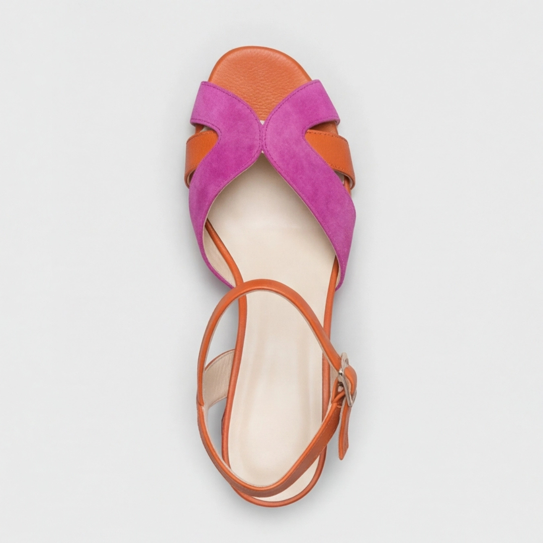 Dettaglio cinturino alla caviglia e punta incrociata sandali donna rosa. Tacco grosso, calzature moda estiva.