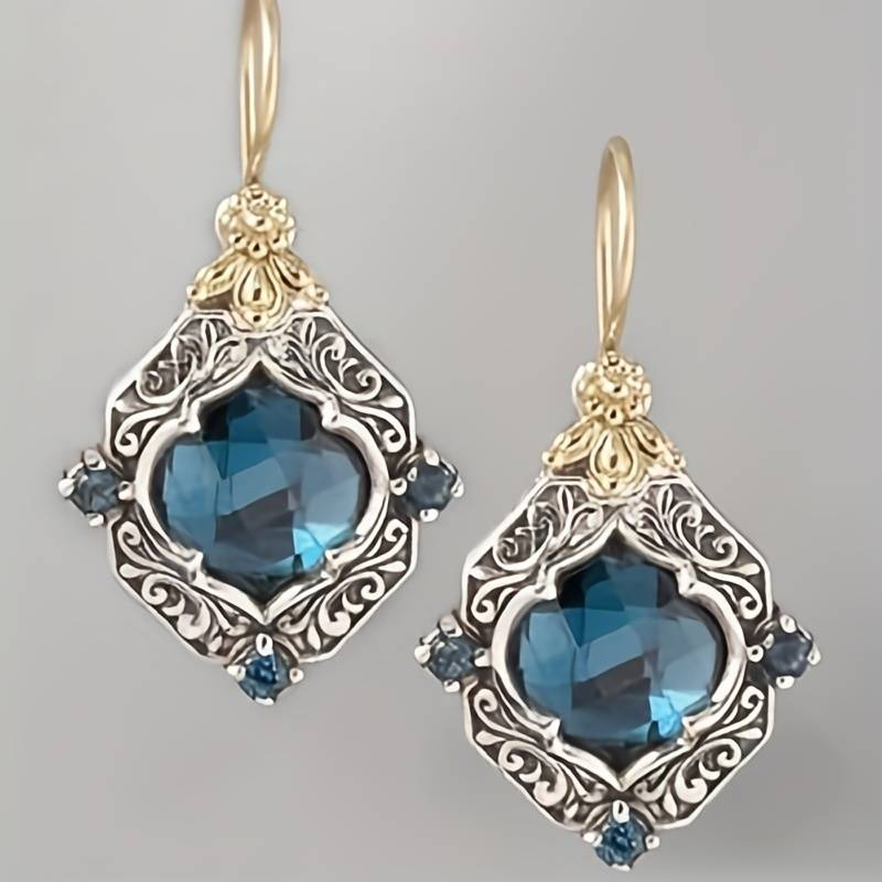 Orecchini pendenti vintage da donna con cristallo blu sfaccettato e dettagli in filigrana, per un tocco di eleganza.