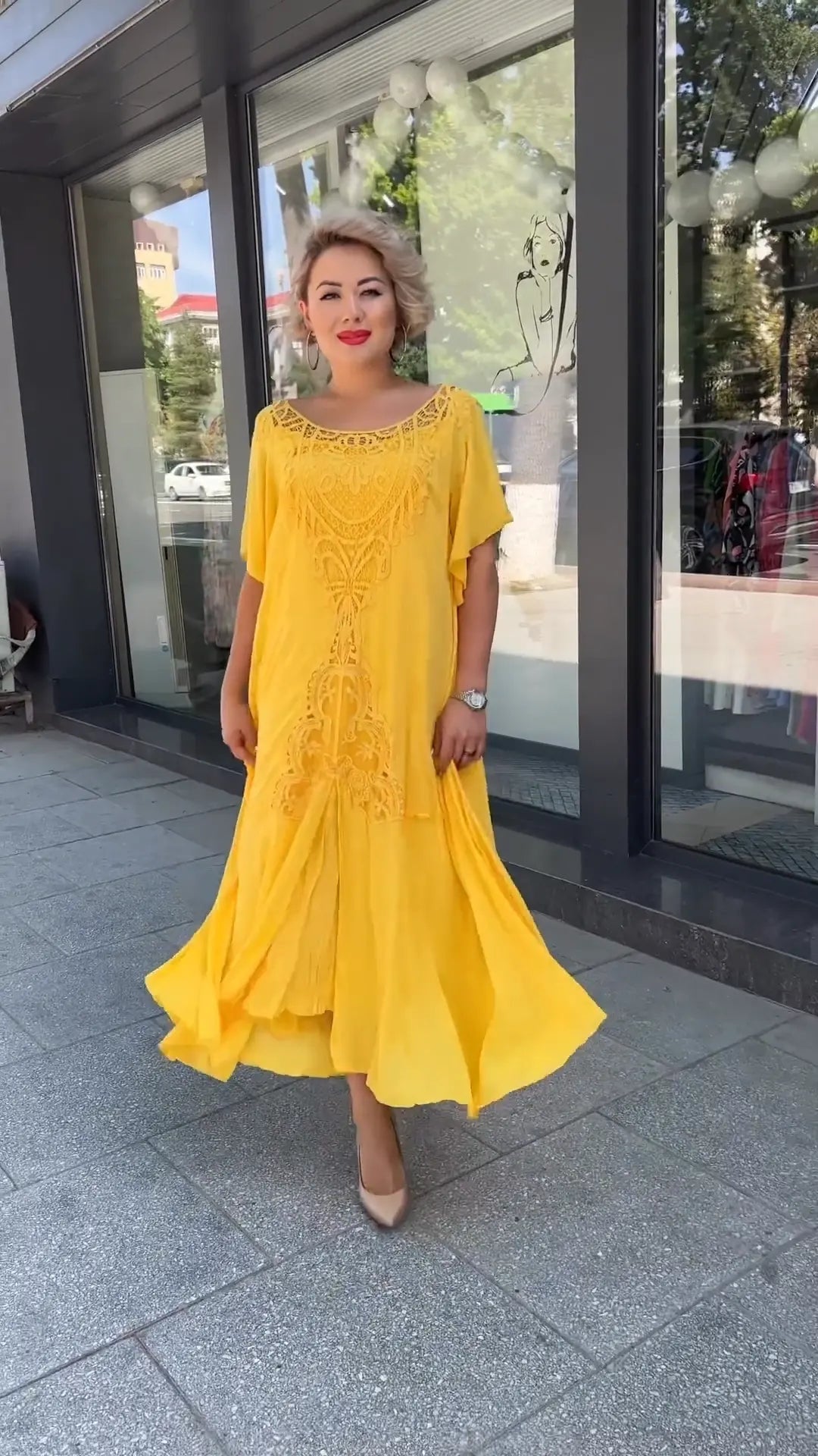 Abito midi da donna boho, con pizzo crochet e maniche svolazzanti, per un look estivo fluido e confortevole.