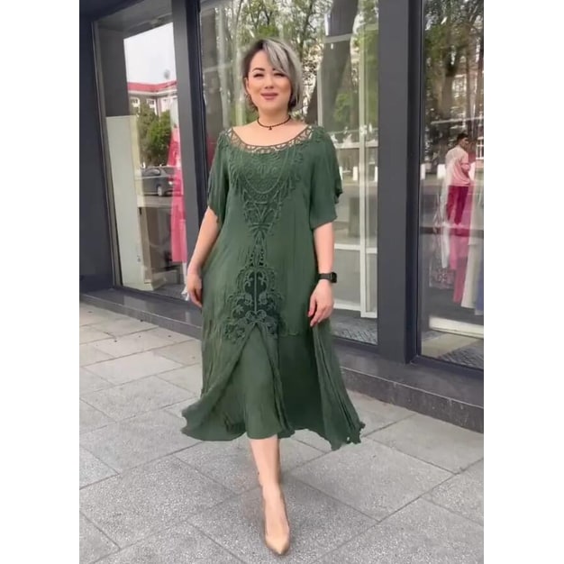 Donna abito midi boho con pizzo crochet, maniche svolazzanti e scollo a V. Vestito estivo elegante e casual.