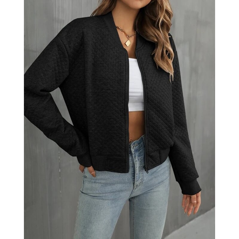 Donna indossa giacca bomber trapuntata elegante, ideale per look primaverile casual e versatile.