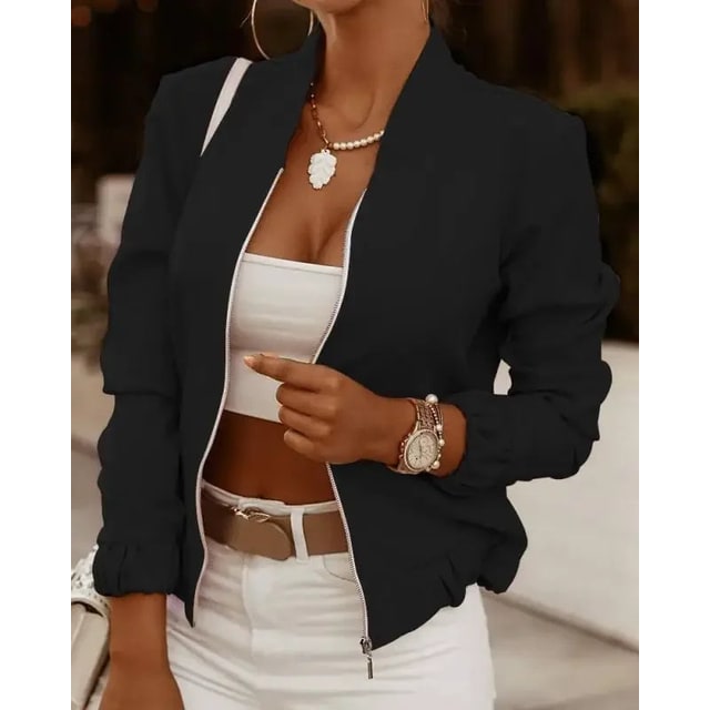 Giacca bomber donna elegante nera con volant sulle maniche e zip intera; perfetta per primavera/autunno, street style.