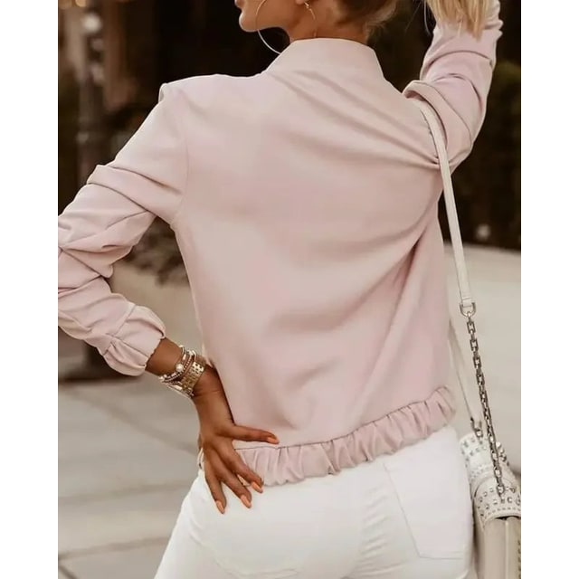 Giacca bomber donna nera con volant, zip intera e colletto classico, versatile per street style autunnale ed elegante.