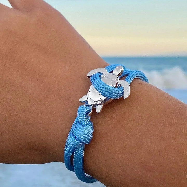 Bracciale donna intrecciato con ciondolo tartaruga marina. Perfetto gioiello estivo turchese per spiaggia.