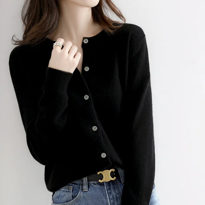 Cardigan donna elegante con bottoni, perfetto per look casual chic o ufficio primavera autunno.