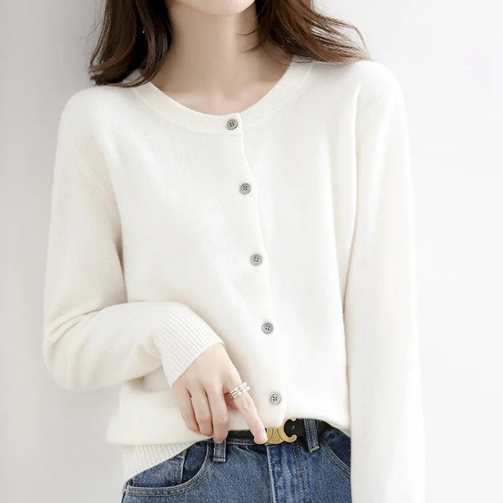 Versatile cardigan donna elegante con bottoni, perfetto per look casual chic, ufficio e moda autunno primavera.