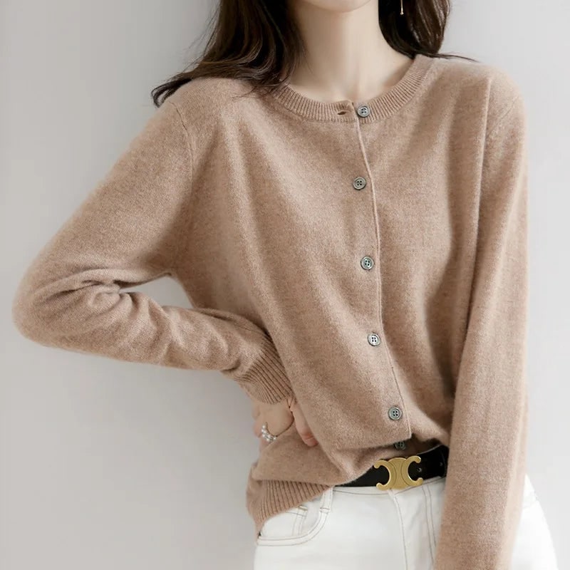 Semplice cardigan donna girocollo con bottoni e maniche lunghe, ideale per outfit casual chic.