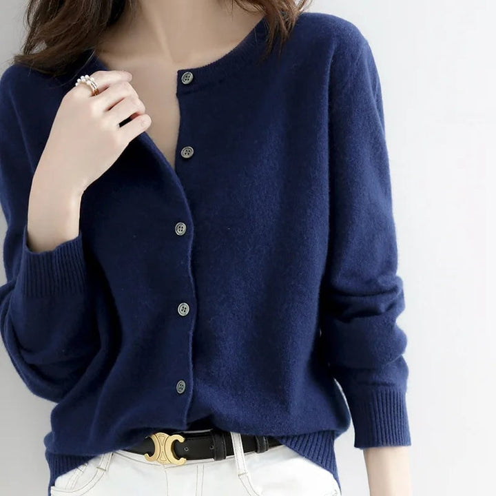 Confortevole cardigan donna elegante con bottoni e polsini a costine, perfetto per moda femminile primavera autunno.