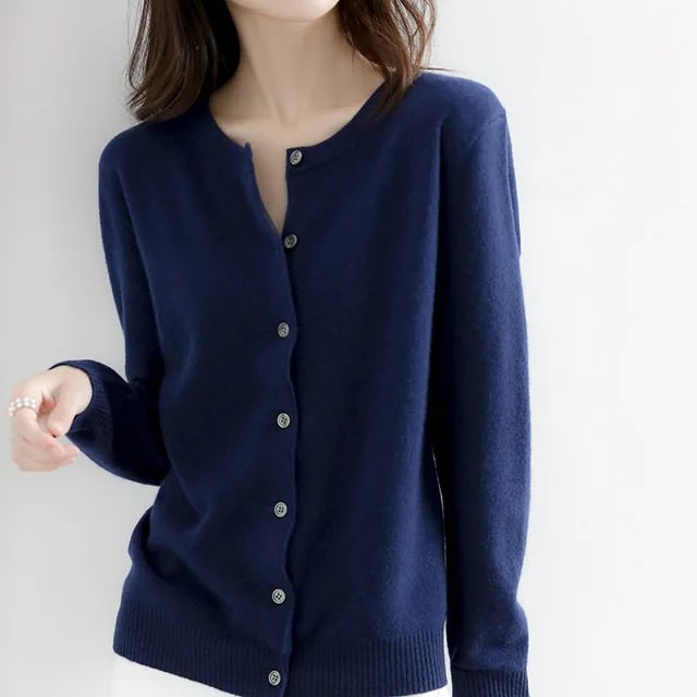 Cardigan donna frontale con bottoni a vista e maniche lunghe, ideale per uno stile casual chic elegante.