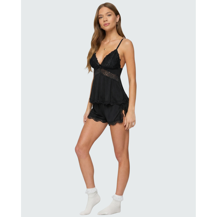 Pigiama completo da donna con canotta cami in pizzo e shorts, intimo perfetto per l'estate.