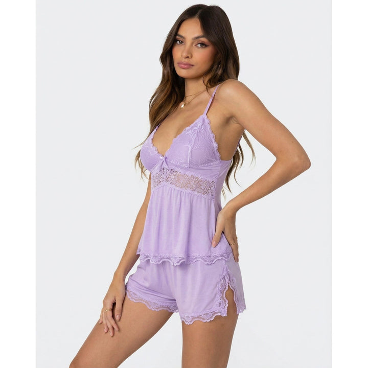 Set pigiama donna con pizzo raffinato su cami e shorts, per notti di comfort e stile.
