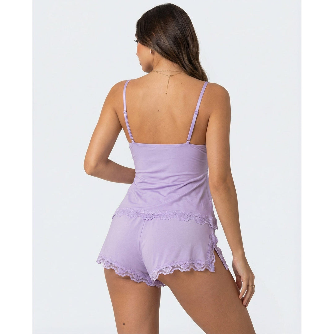 Completo pigiama femminile: cami con pizzo elegante e shorts, ideale per un riposo sereno.