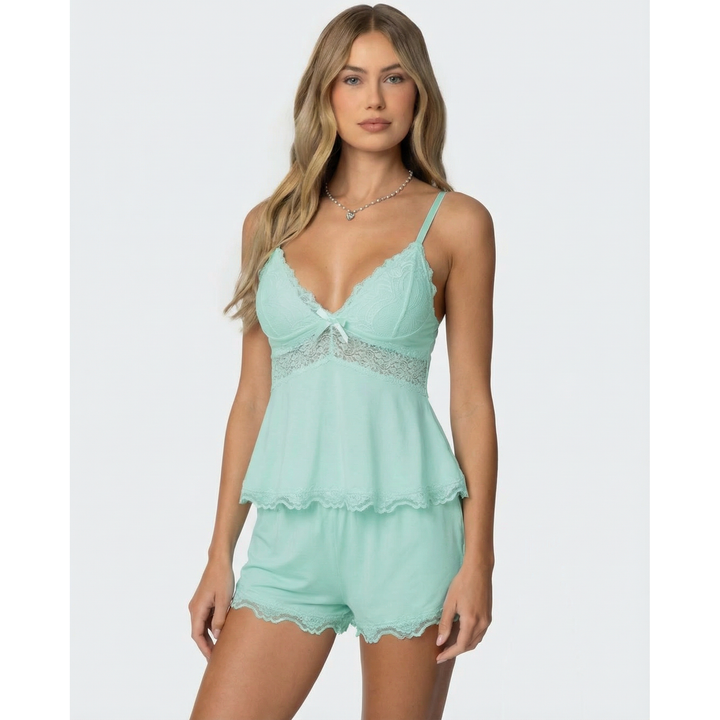 Abbigliamento notte comodo: set pigiama donna con cami e shorts con dettagli in pizzo.