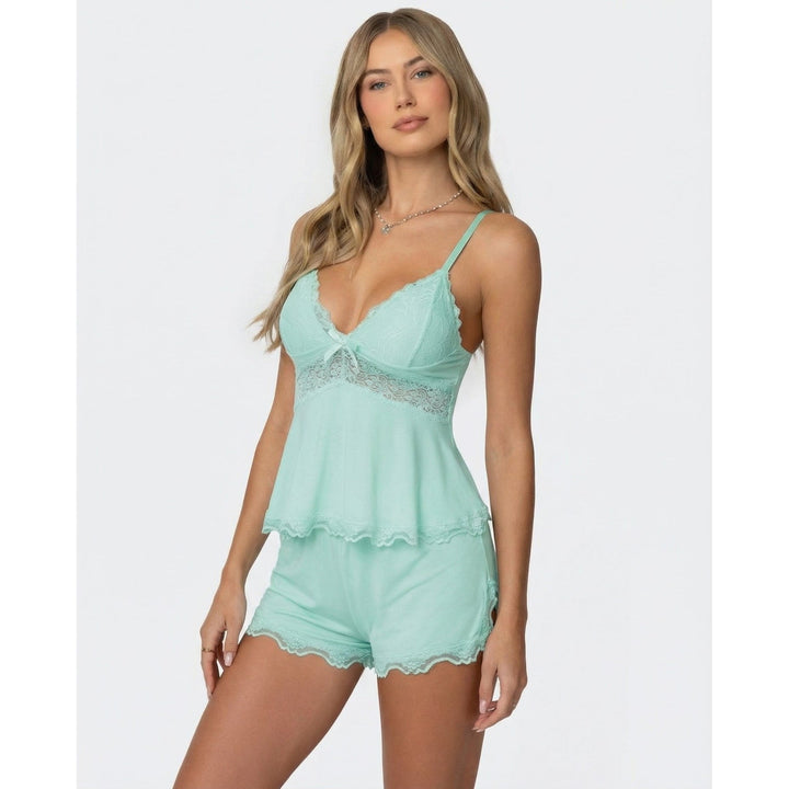 Pigiama estivo in due pezzi per donna: cami in pizzo e shorts leggeri per le notti calde.