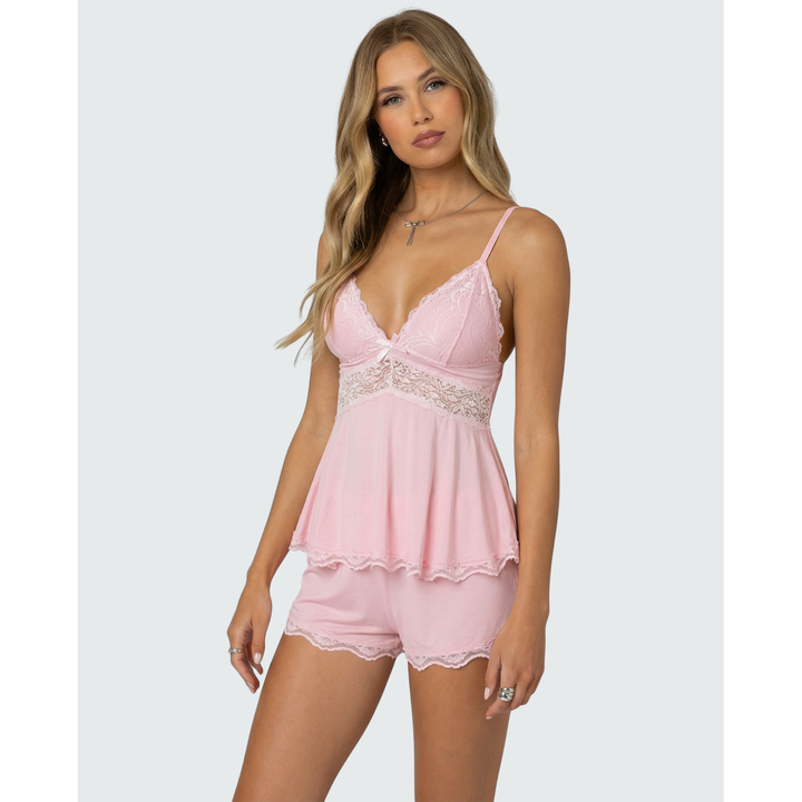 Pigiama femminile in due pezzi con top cami e shorts, dettagli in pizzo, perfetto per l'estate.