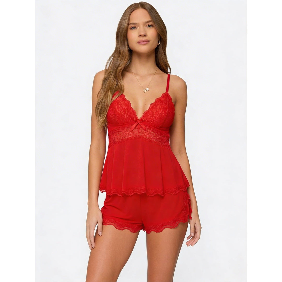 Set pigiama donna in pizzo, canotta cami e shorts, perfetto per un look femminile e confortevole.