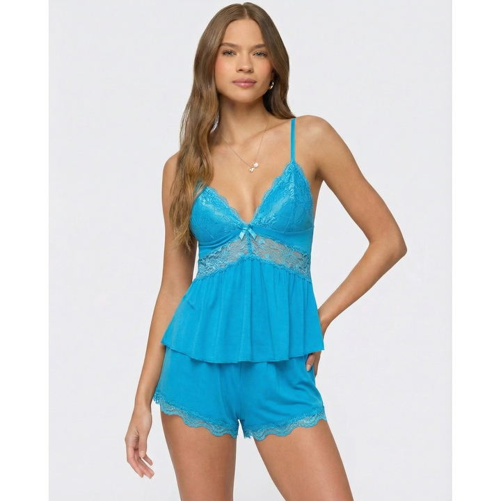 Intimo da notte per donna: set pigiama cami con pizzo e shorts, comodo e grazioso.