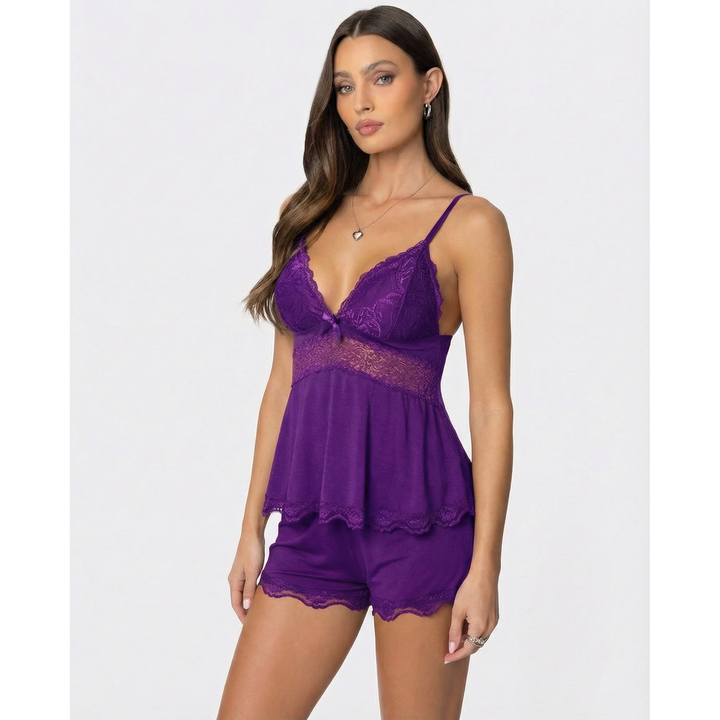 Pigiama elegante da donna: cami con pizzo delicato e shorts, perfetto per il relax domestico.