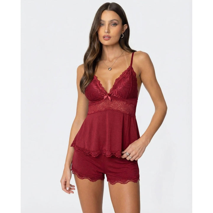 Set intimo da donna con pizzo raffinato su cami e shorts, ottimo per le serate estive.