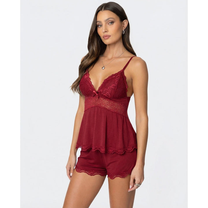 Pigiama donna estivo, completo con cami in pizzo e shorts, leggero e confortevole per il relax.
