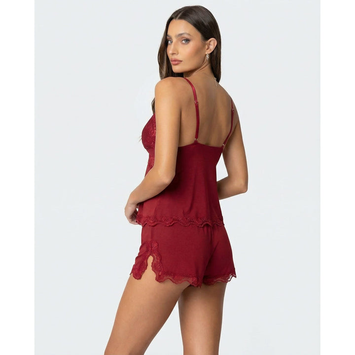Abbigliamento notte femminile: set pigiama cami con pizzo delicato e shorts.