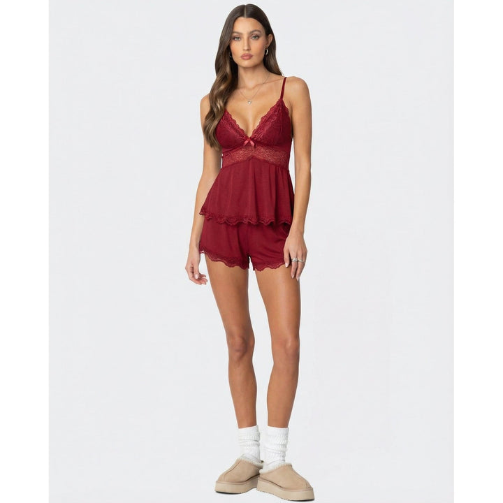 Shorts e top cami da donna con dettagli in pizzo, un set pigiama elegante per ogni notte.