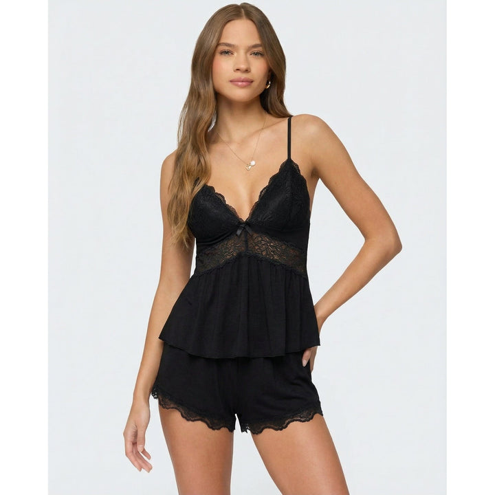 Set pigiama donna con cami e shorts decorati in pizzo, per un tocco di eleganza.