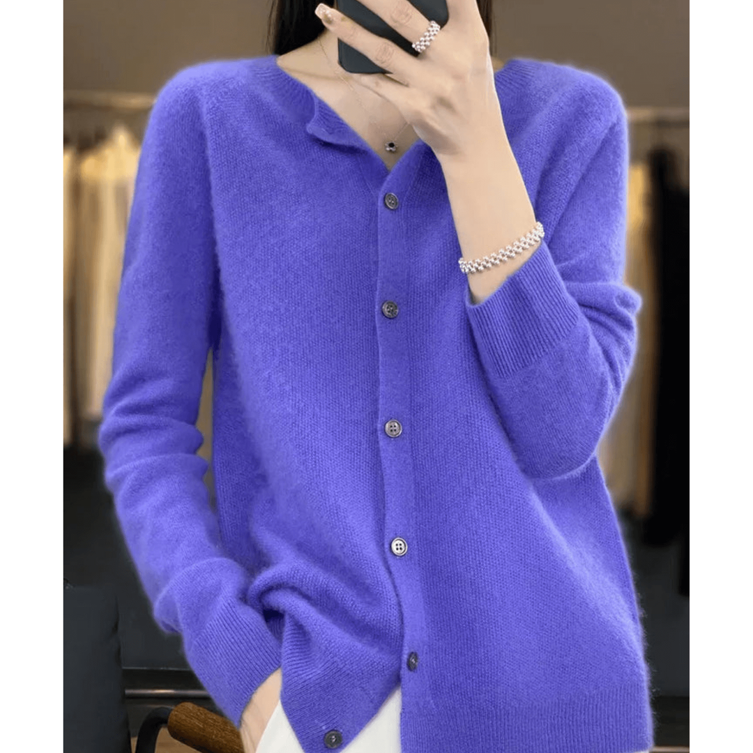 Cardigan donna morbido blu navy con bottoni e girocollo a costine, ideale per primavera.