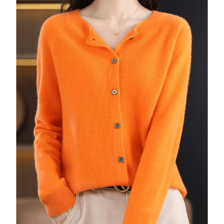 Cardigan donna giallo senape, morbido, bottoni in legno, girocollo a costine, tocco di colore.
