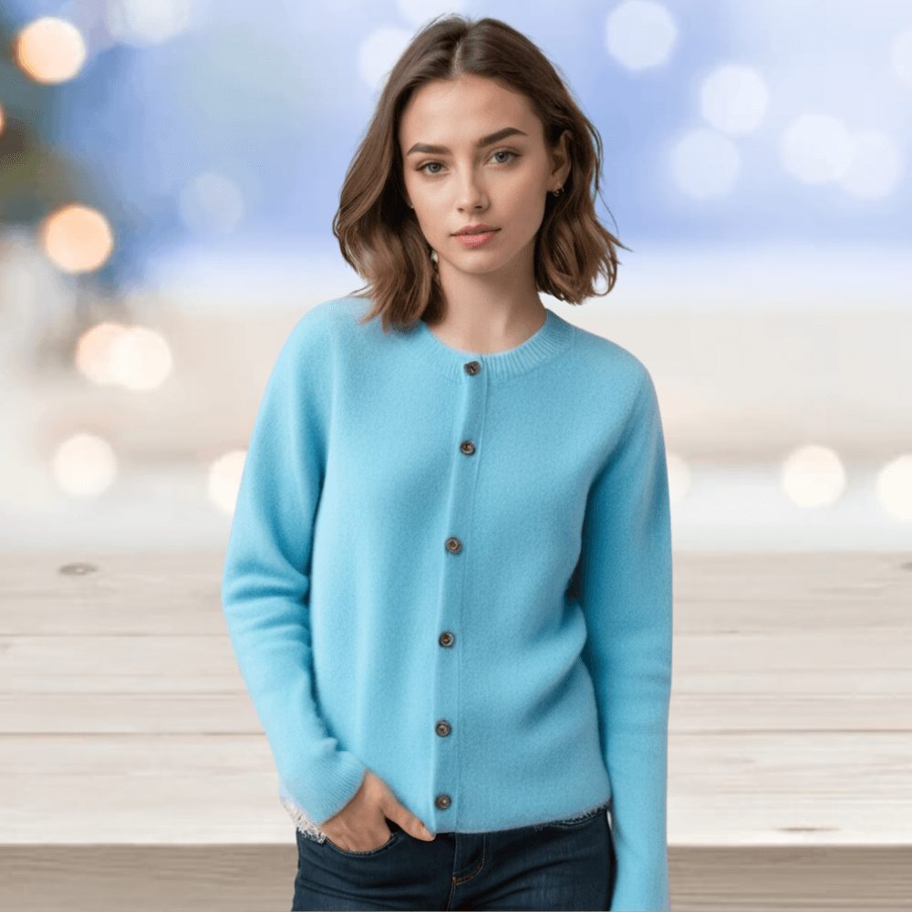 Cardigan a coste donna, morbido, bottoni, girocollo, ideale per la moda femminile autunnale.