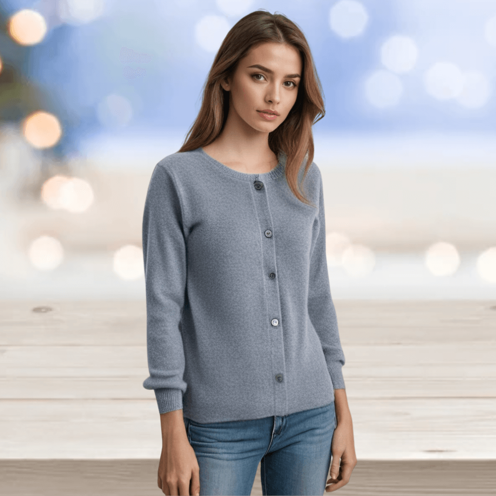Cardigan donna elegante, morbido, bottoni perlati, girocollo a costine, per un look raffinato.