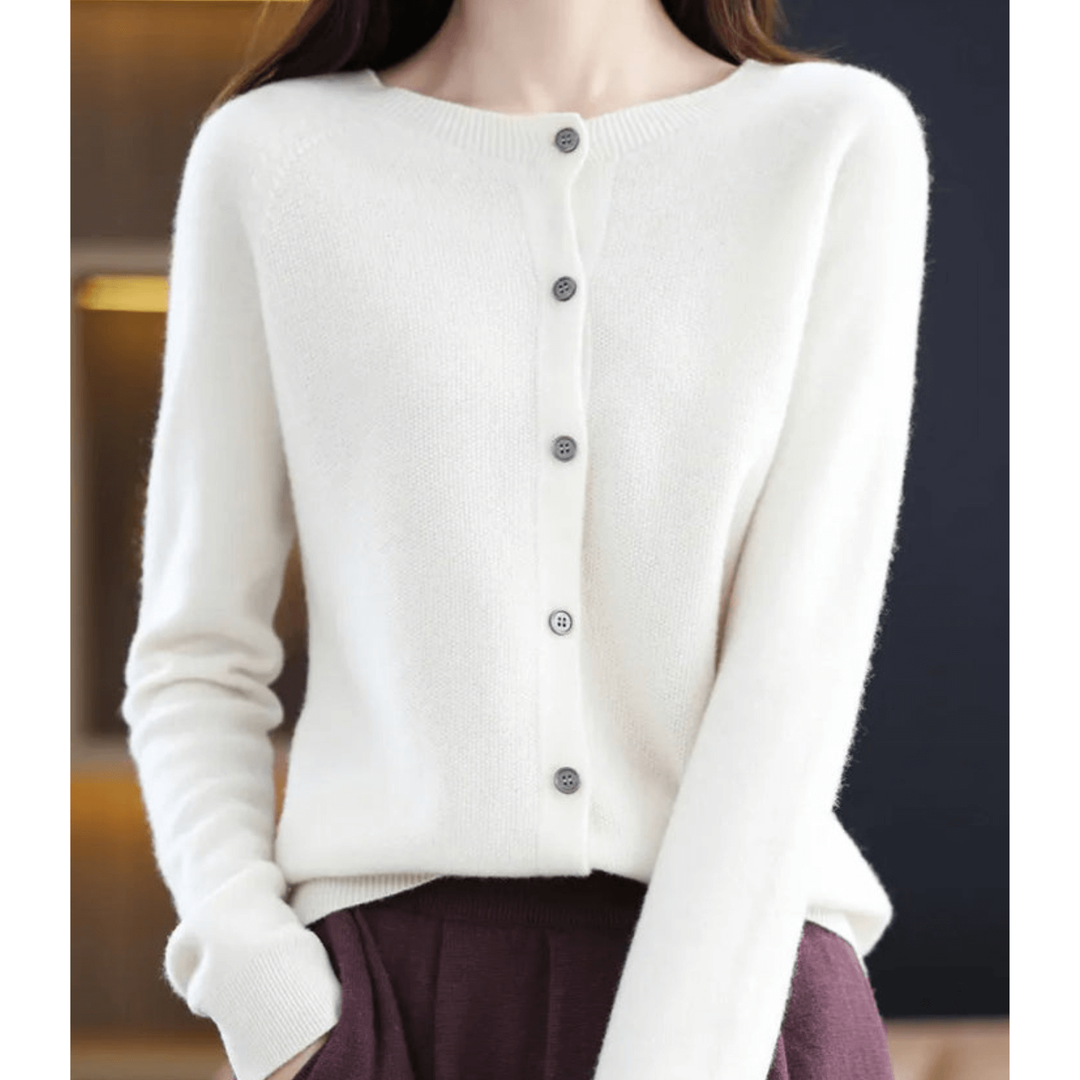 Elegante cardigan femminile nero, morbido, con chiusura a bottoni e collo a coste.