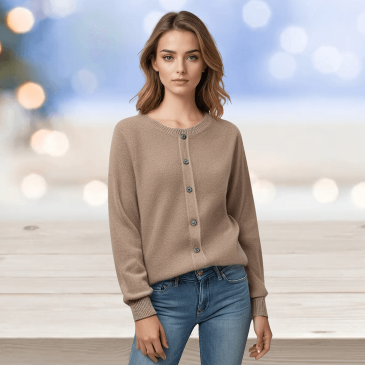 Cardigan donna versatile, morbido, bottoni, girocollo a costine, per outfit casual o chic.