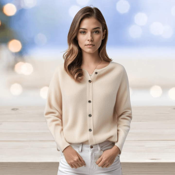Cardigan donna stile francese, morbido, bottoni, girocollo a costine, eleganza discreta.