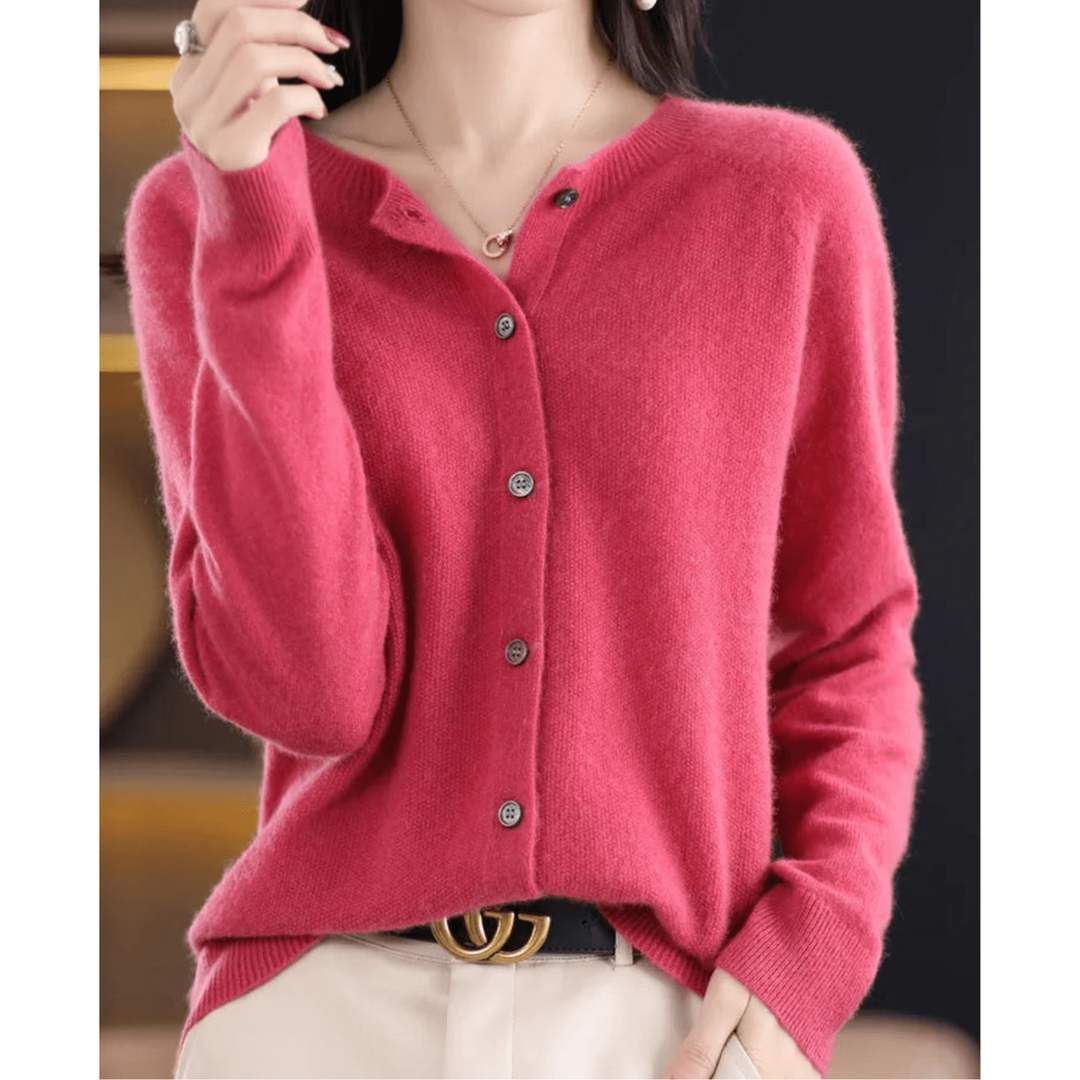 Maglione cardigan donna bordeaux, morbido al tatto, con bottoni frontali e collo a costine.
