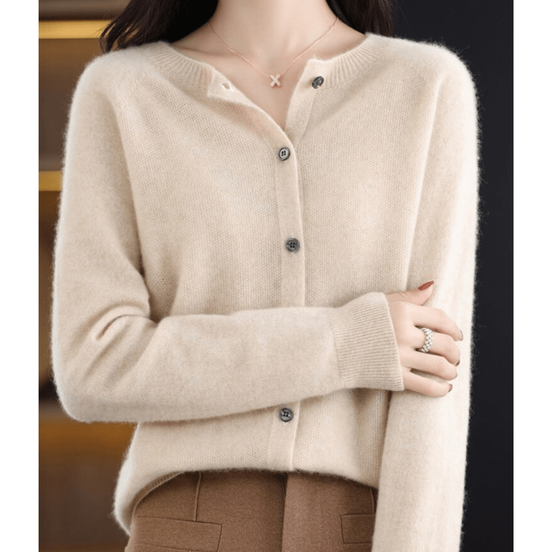 Morbido cardigan donna bianco panna, bottoni, girocollo a costine, per un outfit raffinato.