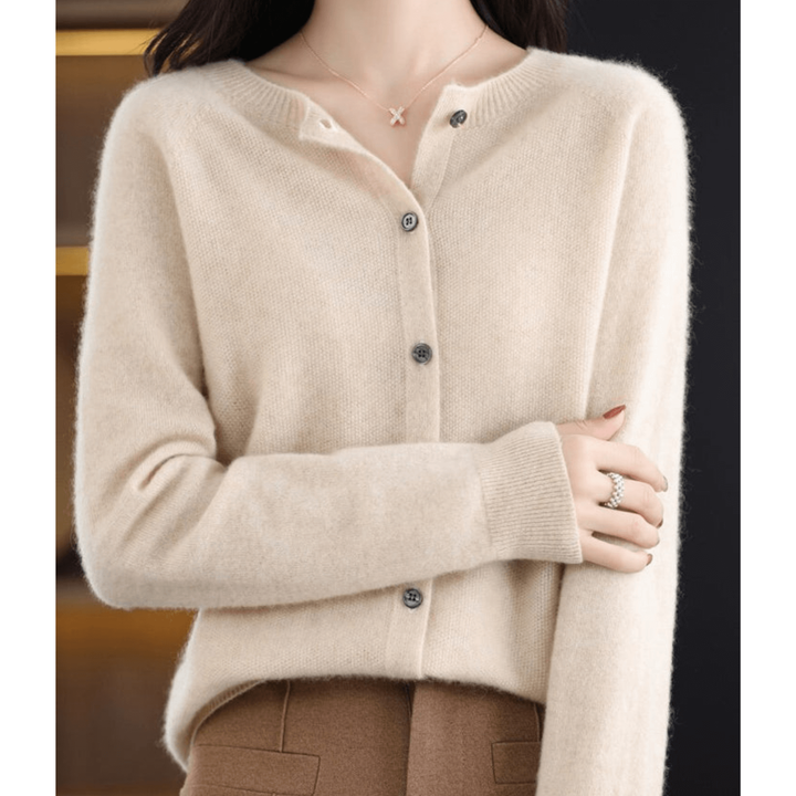 Morbido cardigan donna bianco panna, bottoni, girocollo a costine, per un outfit raffinato.