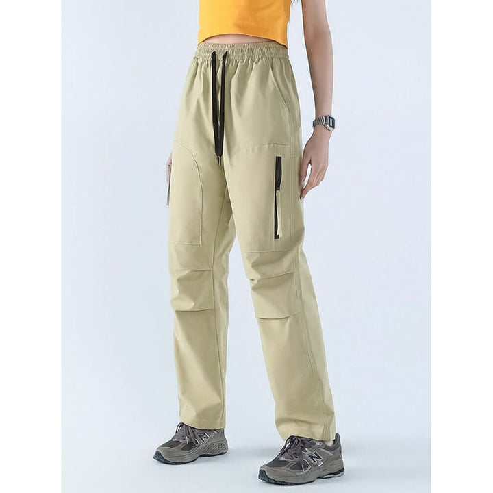 Pantaloni donna cargo vita alta, ideali per trekking, escursionismo e viaggi. Gamba dritta per comfort e libertà di movimento.