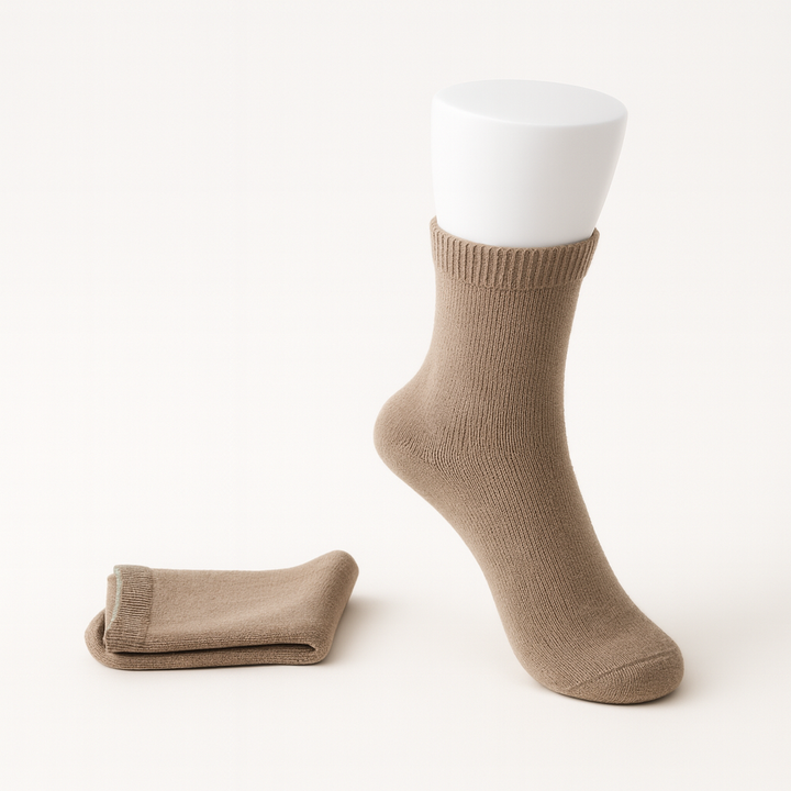 Calzini donna a mezza gamba con bordo anti-scivolo. Ideali per comfort quotidiano e vestibilità sicura.